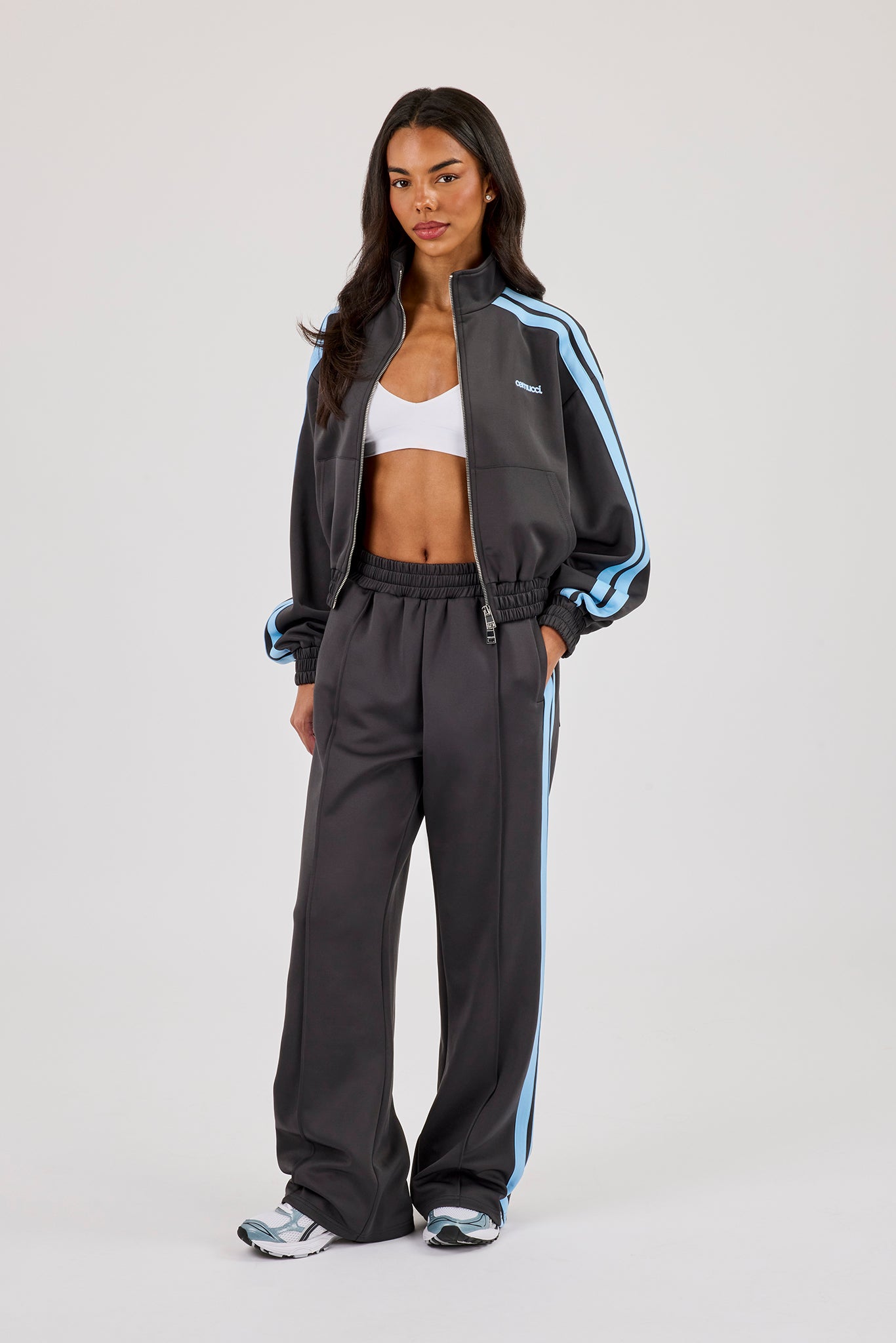 Jacke mit kurzem Schnitt und Trichterkragen mit blauer Paspel & Trainingshose mit weitem Bein – Anthrazit